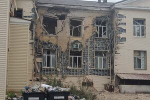Російські обстріли знищують будинки, школи та лікарні й убивають жителів
