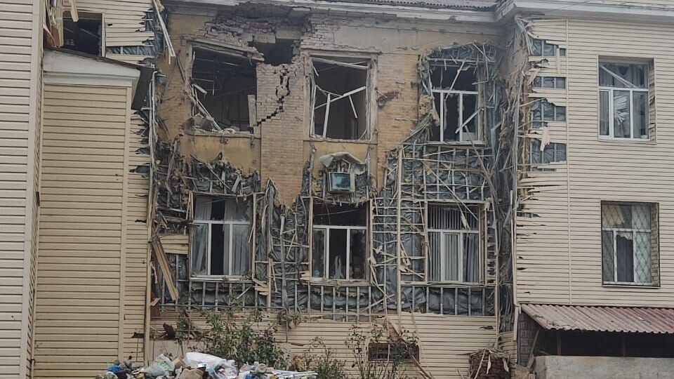 Российские обстрелы уничтожают дома, школы и больницы и убивают жителей