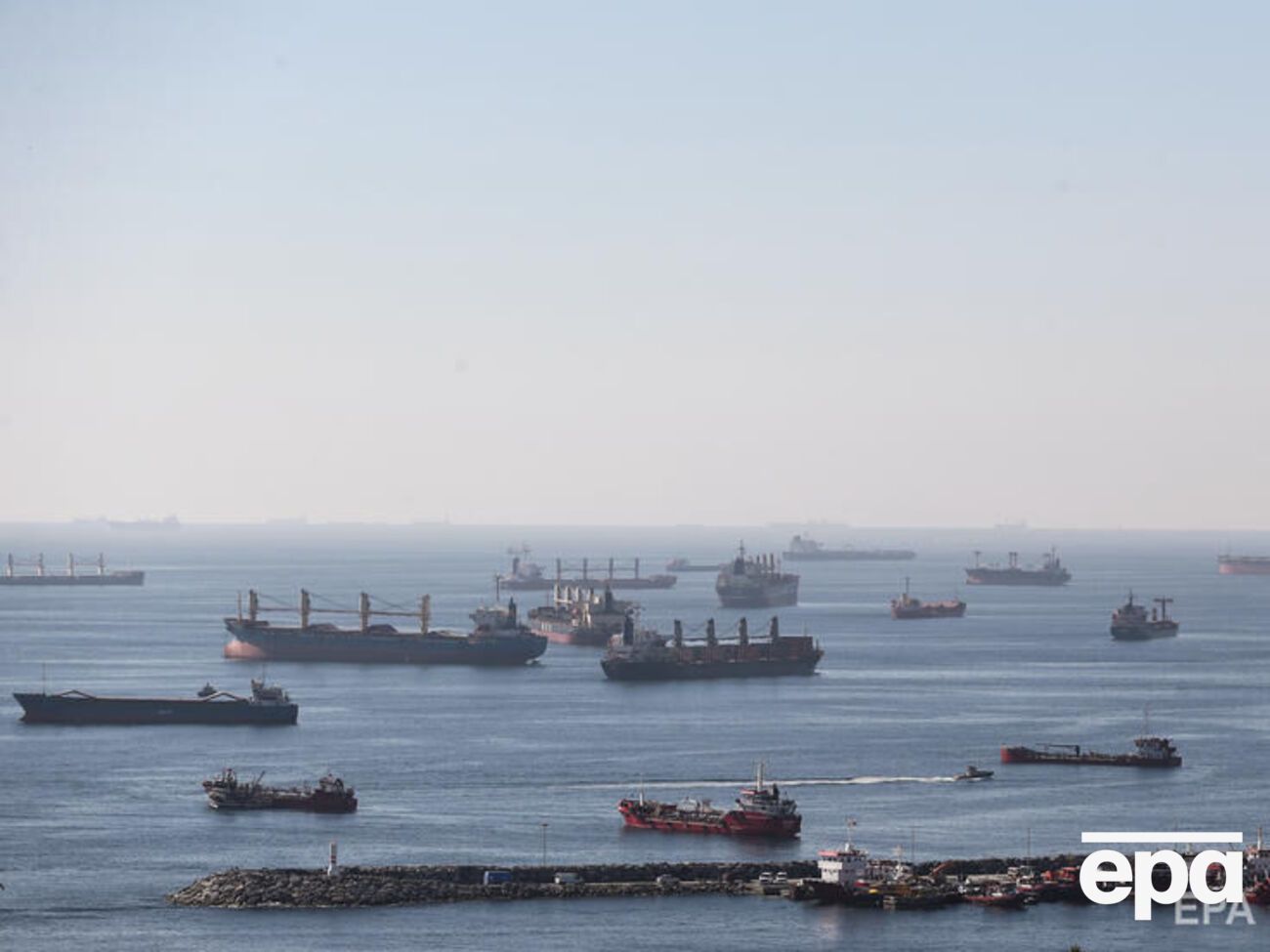 Корабли с украинским продовольствием ждут выхода из Черного моря