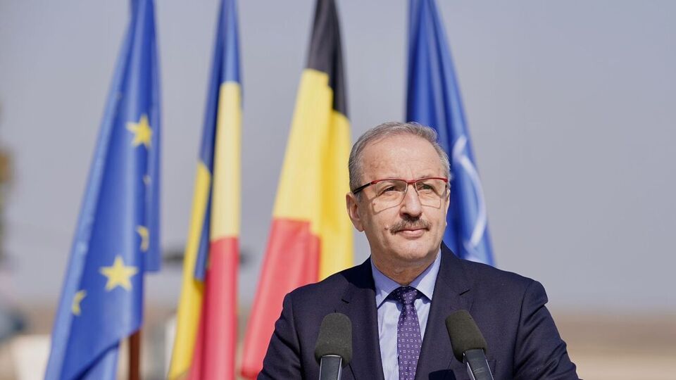Міністр оборони Румунії заявив, що "не може" співпрацювати із президентом країни