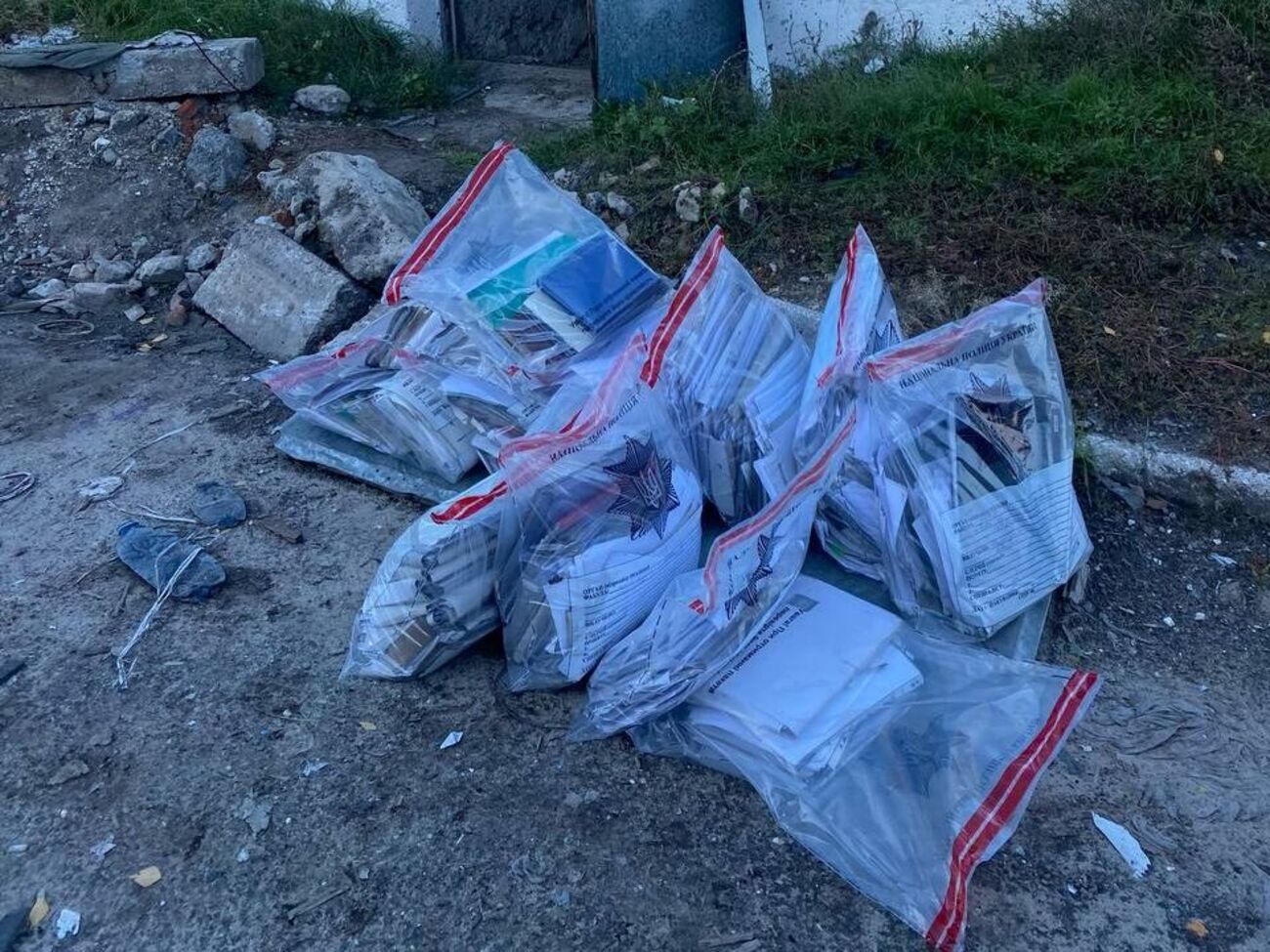 Правоохранители изъяли 13 мешков с документами, обнаруженные на территории лицея в подвальном помещении, рассказали в полиции Харьковской области