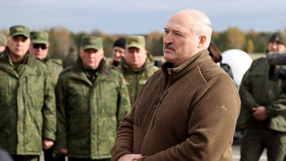 У РНБО повідомляли, що Путін щодня тисне на Лукашенка (на фото), щоб той почав збройну агресію проти України з боку Білорусі