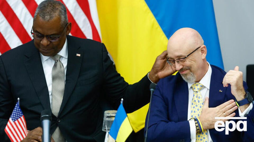 Резніков (праворуч) зазначив, що у нього відбулася "продуктивна розмова" з Остіном (ліворуч)