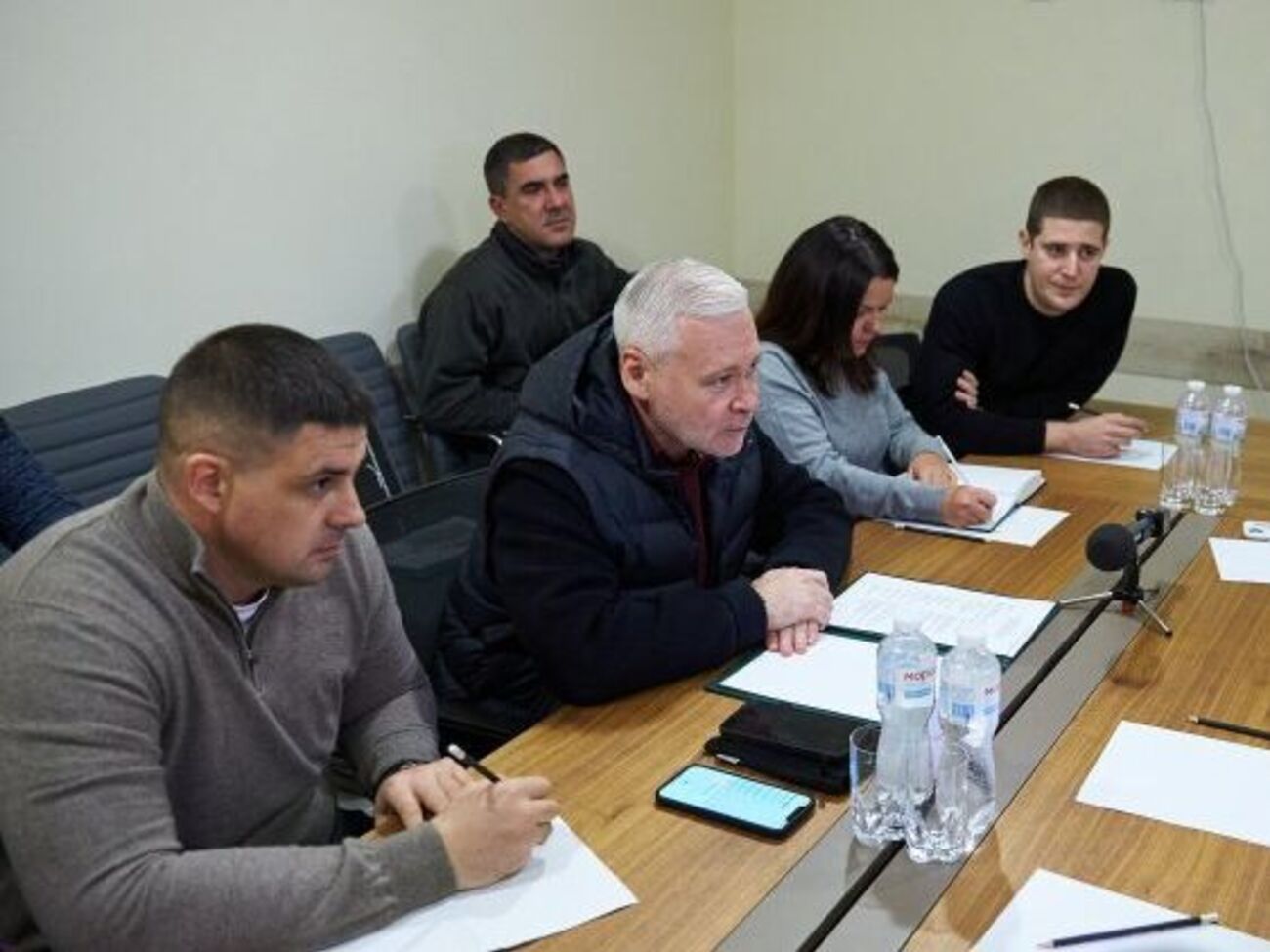 Пункты обогрева в Харькове планируется развернуть в 20 остановках-укрытиях и 40 палатках, отметил Терехов (по центру)