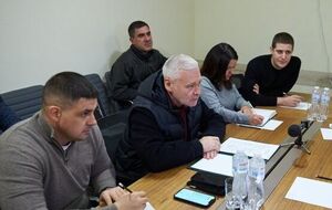 Пункты обогрева в Харькове планируется развернуть в 20 остановках-укрытиях и 40 палатках, отметил Терехов (по центру)