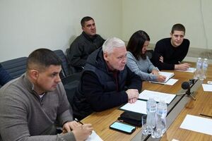 Пункти обігріву в Харкові планують розгорнути у 20 зупинках-укриттях і 40 наметах, зазначив Терехов (у центрі)