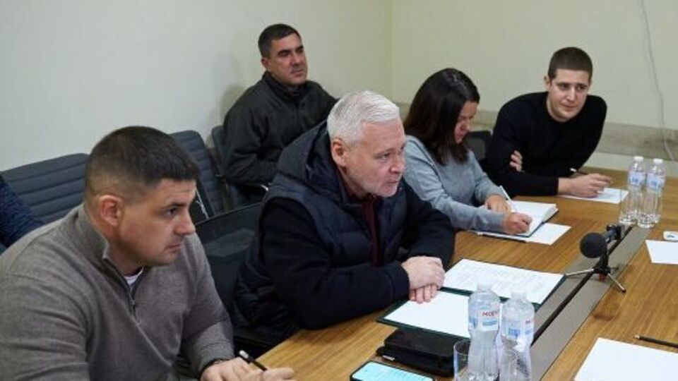 Пункты обогрева в Харькове планируется развернуть в 20 остановках-укрытиях и 40 палатках, отметил Терехов (по центру)