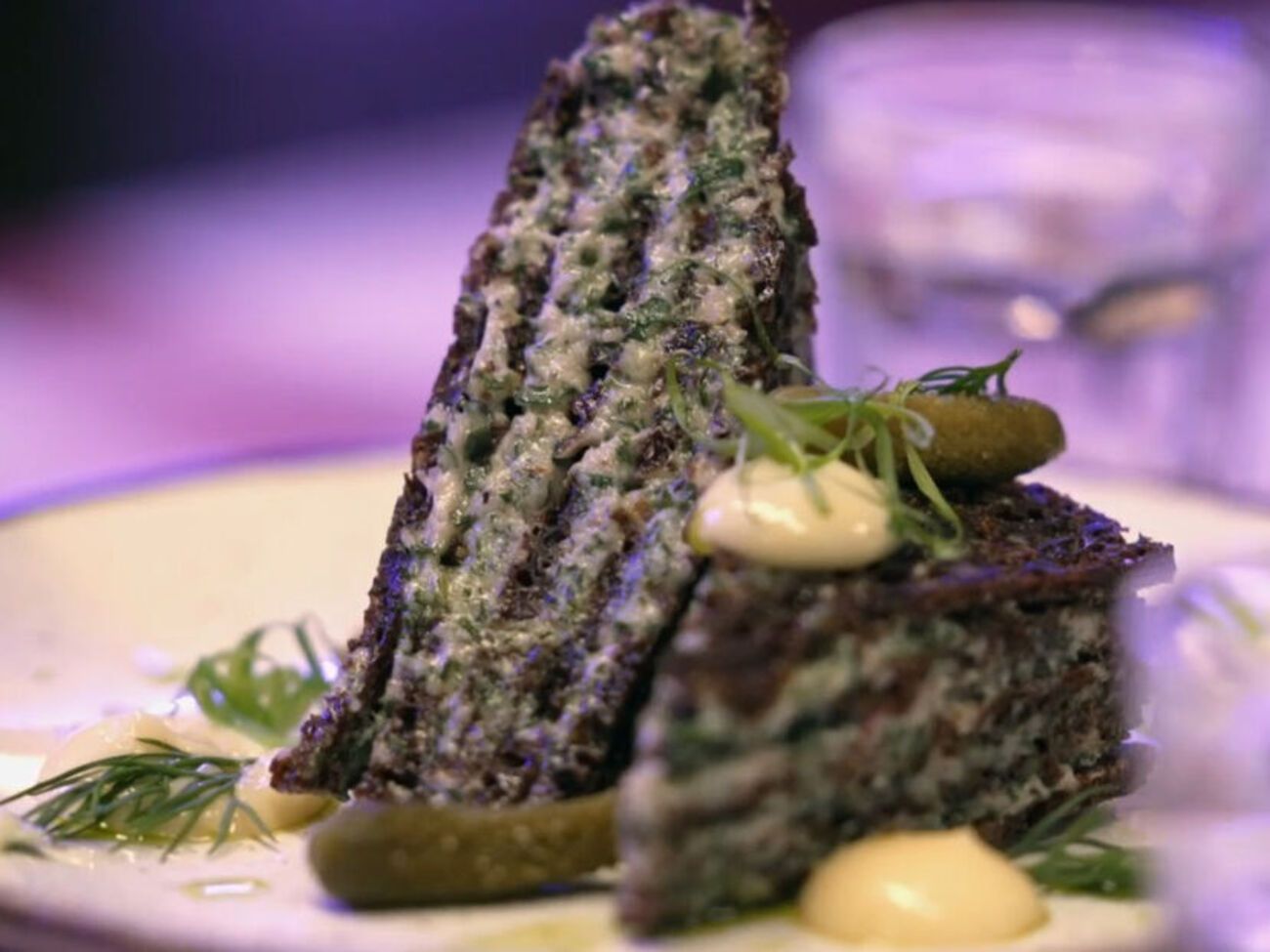 Пирог должен настояться 30 минут, чтобы хлеб пропитался и стал мягче