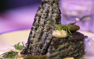 Пирог должен настояться 30 минут, чтобы хлеб пропитался и стал мягче