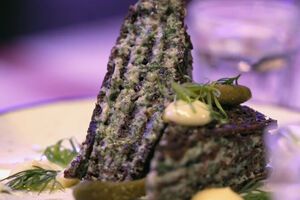 Пирог должен настояться 30 минут, чтобы хлеб пропитался и стал мягче