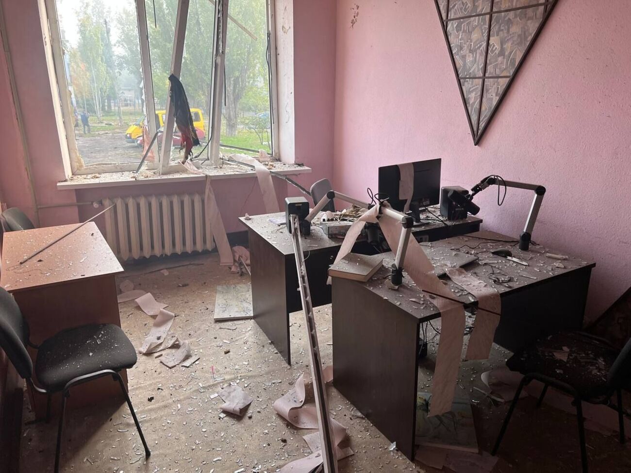 За наявними даними, автомобіль вибухнув біля приміщення, де відбувається ретрансляція російських ЗМІ