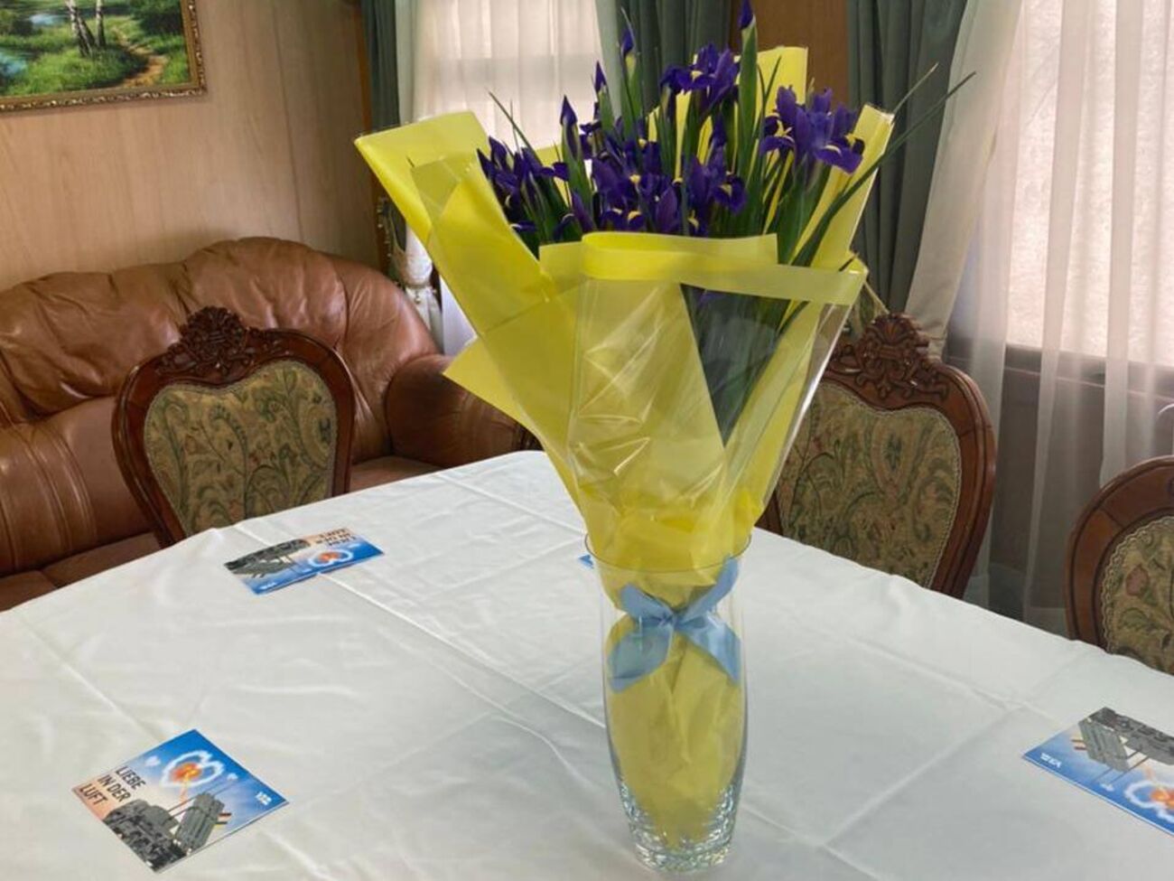 Штайнмаєру у вагон поставили букет ірисів