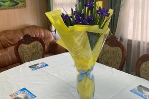 Штайнмаєру у вагон поставили букет ірисів