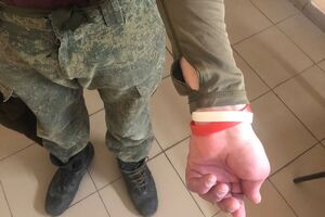 Больных боевиков помечают специальными браслетами