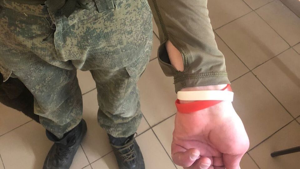 Больных боевиков помечают специальными браслетами