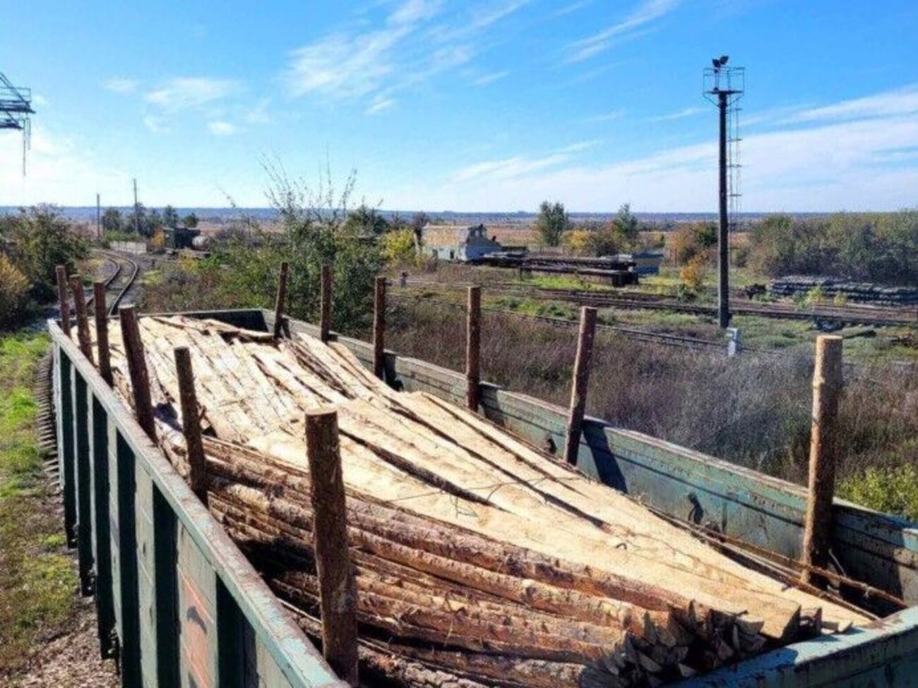 Несколько партий дров сотрудники компании уже отгрузили для нужд железнодорожников