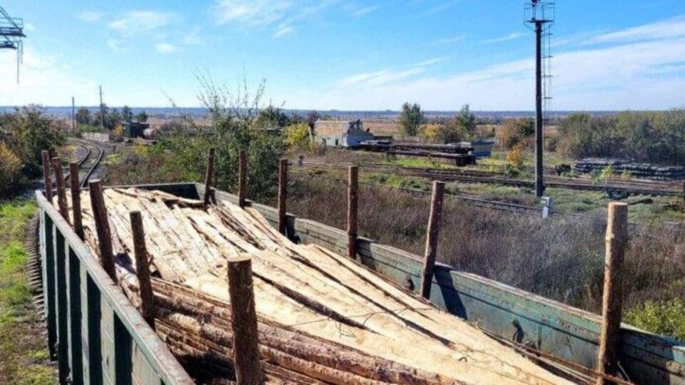 Кілька партій дров співробітники компанії вже відвантажили для потреб залізничників