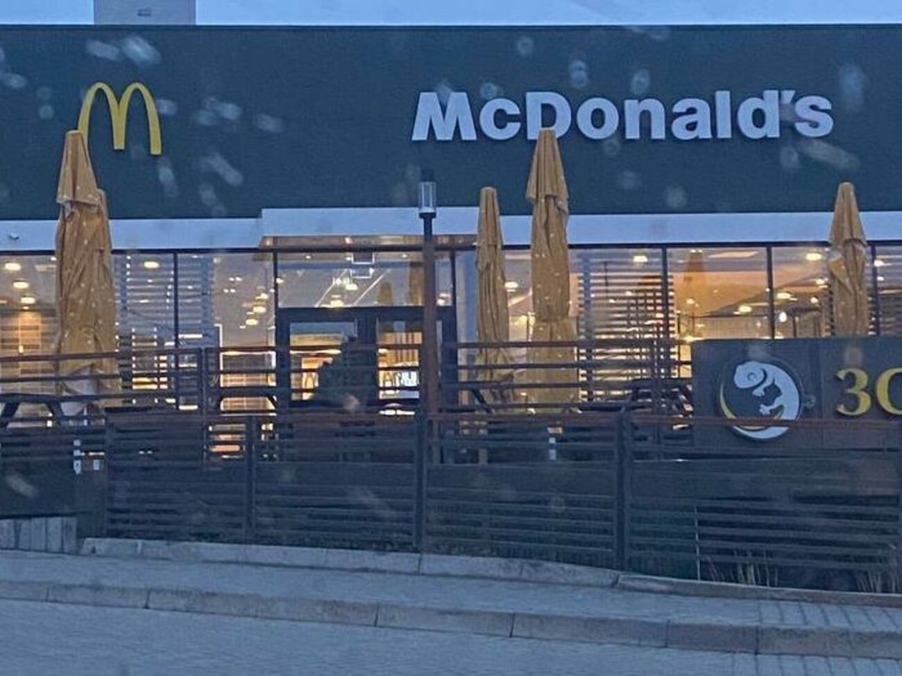 Сеть McDonald's продолжает открывать закрытые из-за вторжения РФ заведения