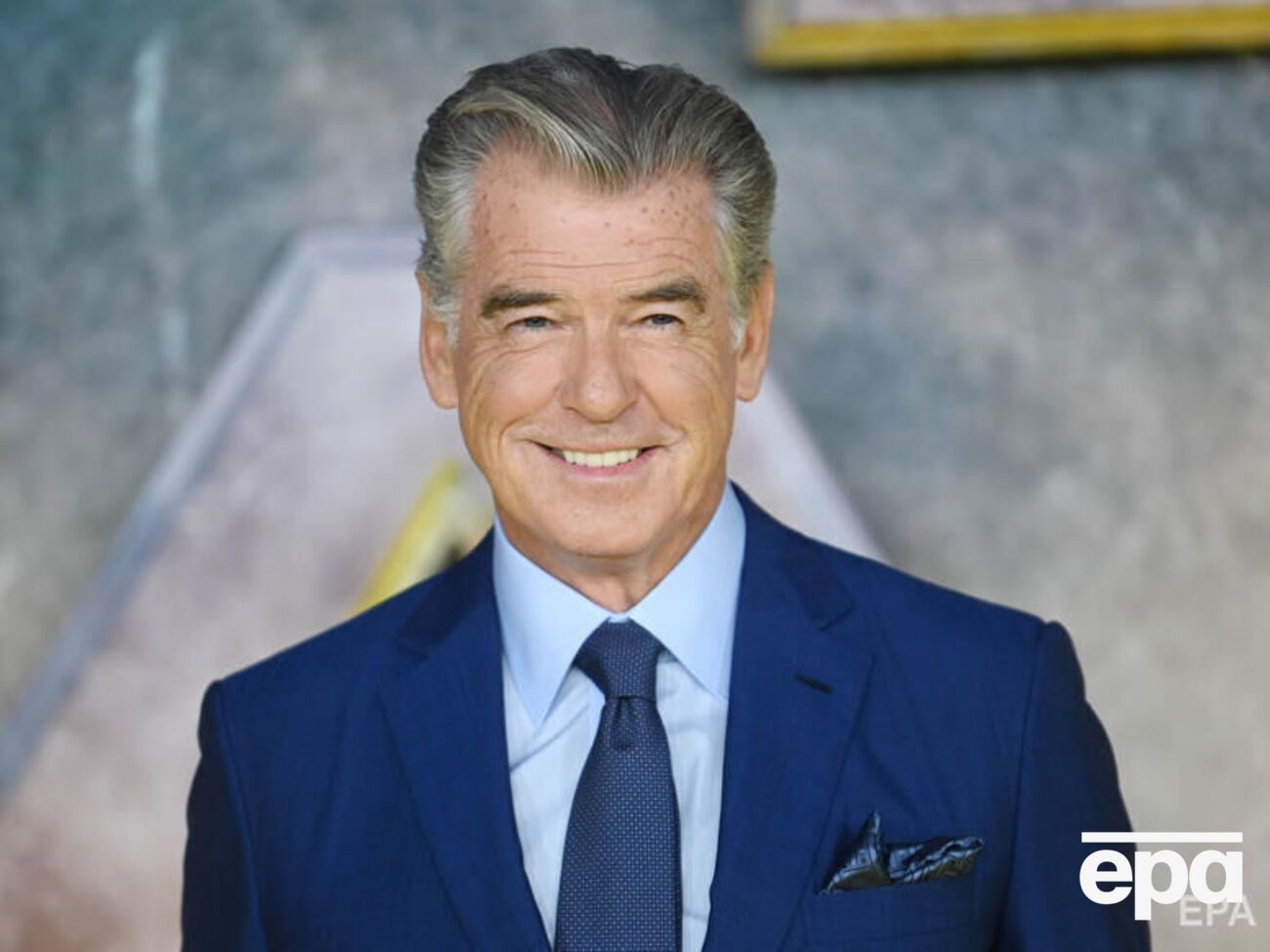 Пирс Броснан столкнул телеведущего со своего места на концерте