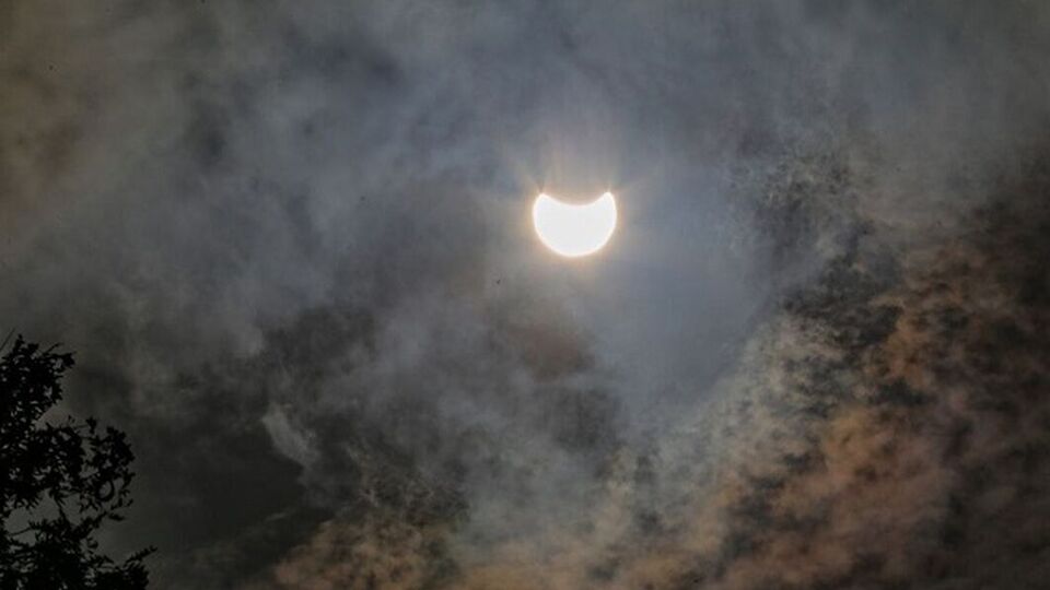 В Украине и ряде стран Европы, Африки и Азии наблюдали частичное солнечное затмение. Фоторепортаж