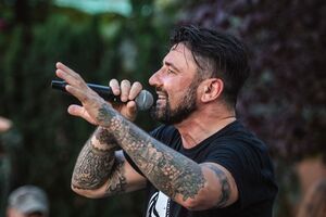 Леньо: Я два раза был на полигоне и стрелял из автомата, а тут возле меня этот автомат постоянно, все время какие-то взрывы