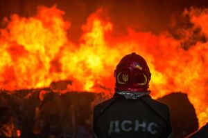 Рятувальники гасять пожежу, що виникла після вибухів
