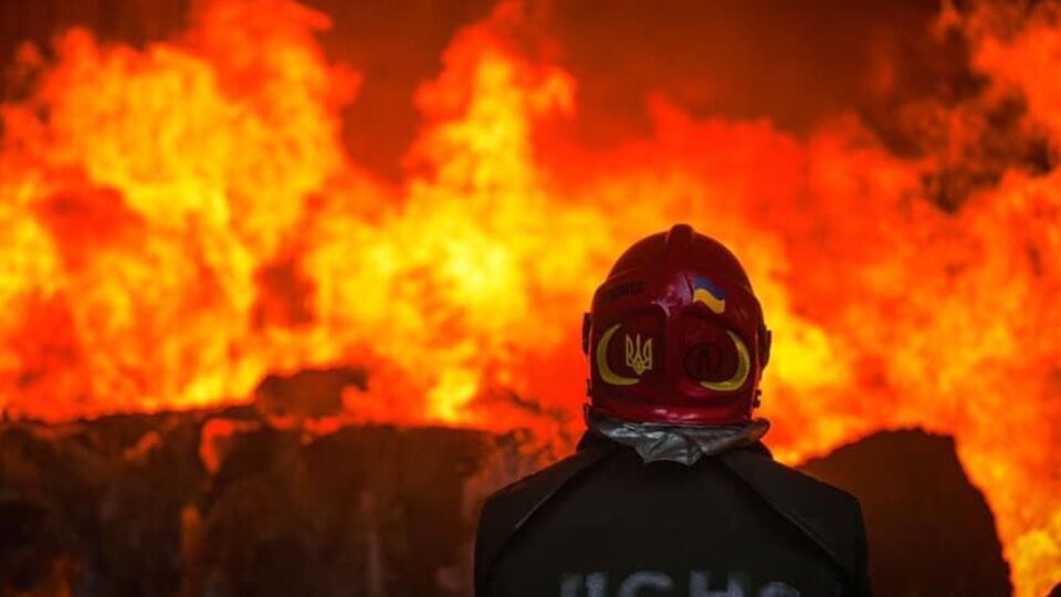 Рятувальники гасять пожежу, що виникла після вибухів