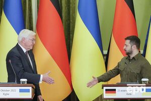 Штайнмайер пообещал Зеленскому вскоре поставить в Украину новые гаубицы и системы залпового огня