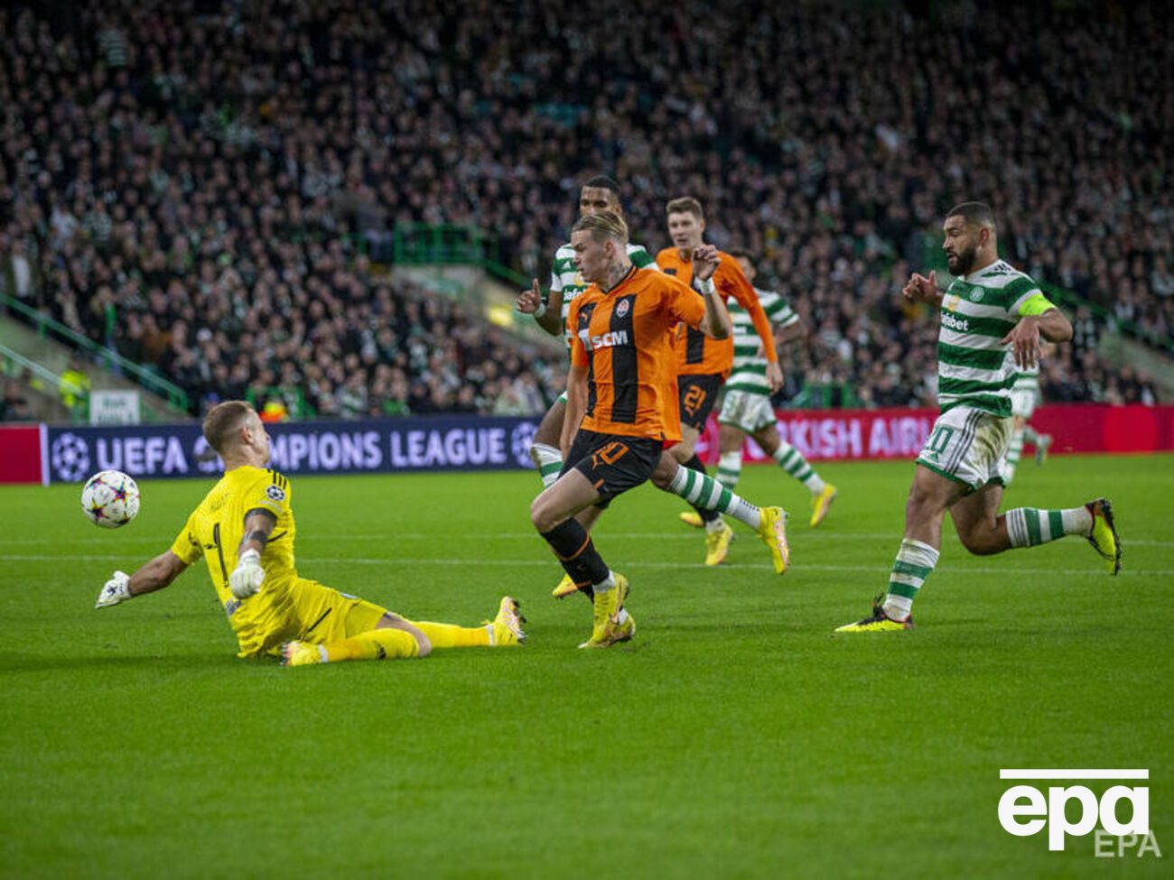 Гол Мудрика позволил "Шахтеру" заработать очки в поединке с "Селтиком"