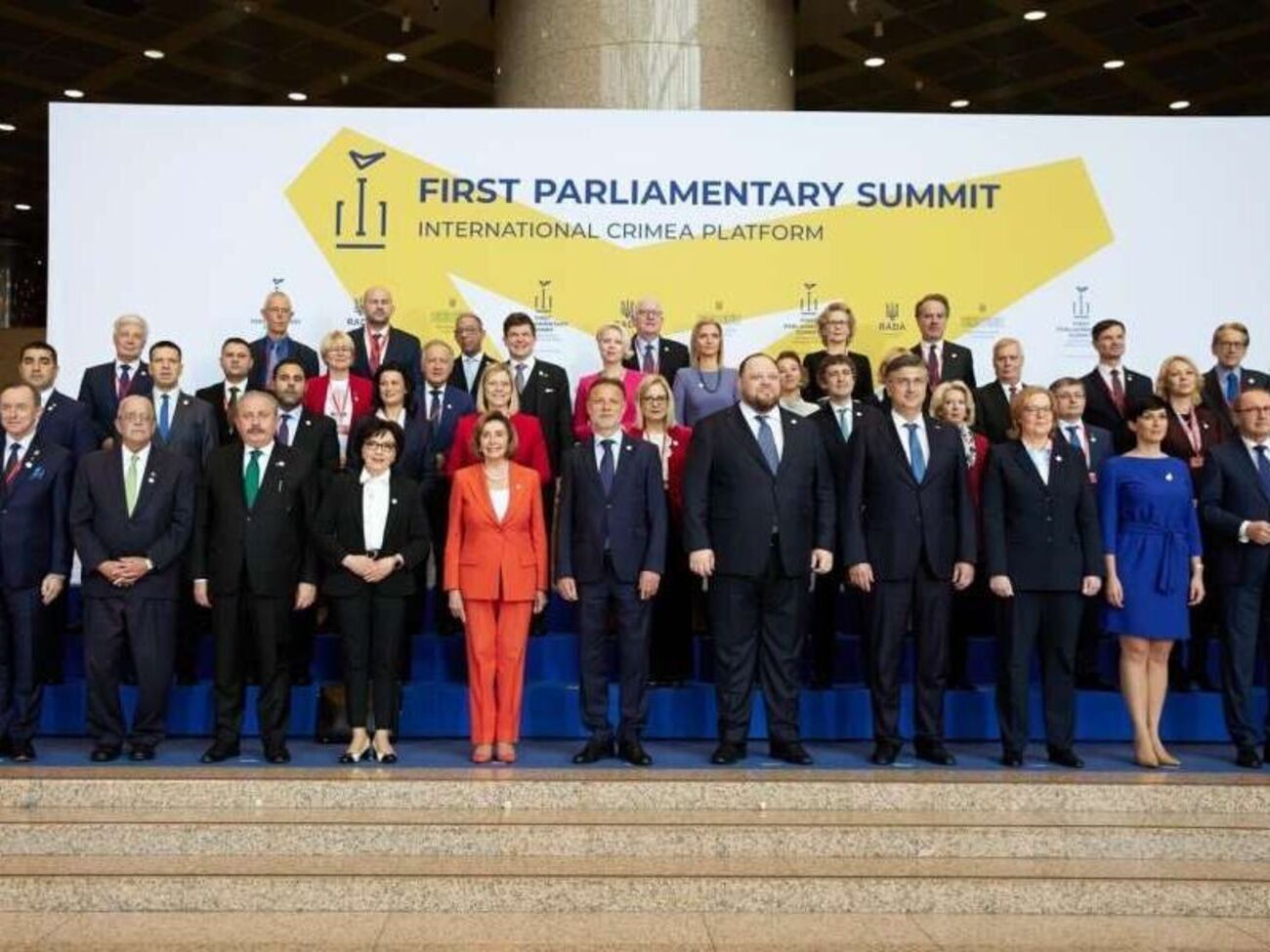 У першому парламентському саміті Кримської платформи взяло участь приблизно 400 політиків з усього світу