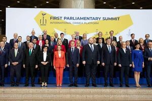 У першому парламентському саміті Кримської платформи взяло участь приблизно 400 політиків з усього світу