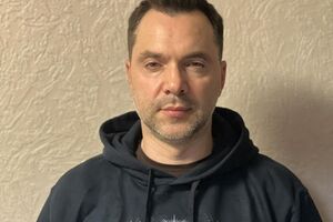 Арестович женат в третий раз