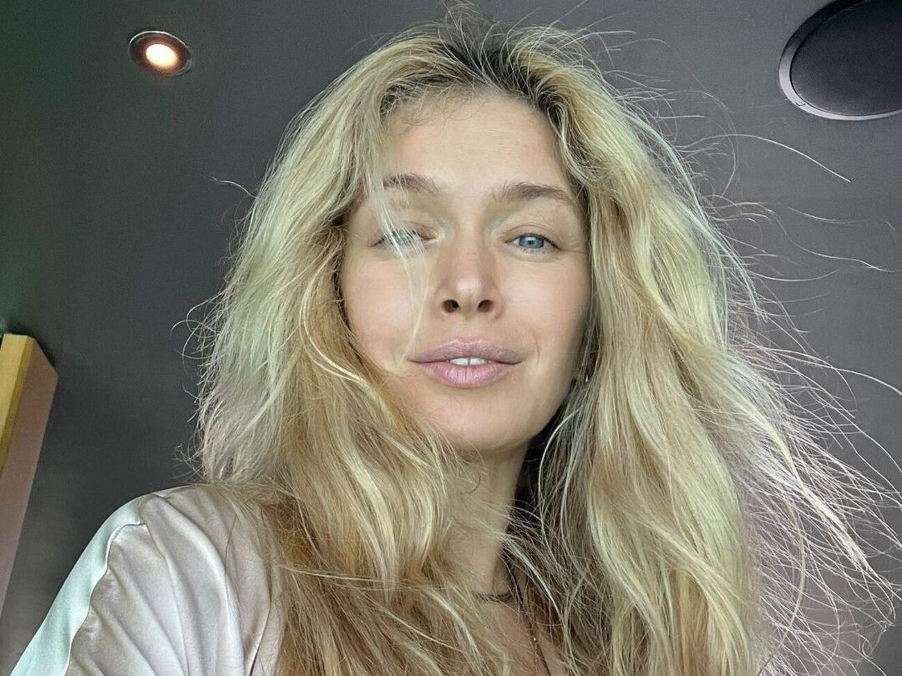 Vera: Наша обложка вышита бережными руками украинской вышивальщицы