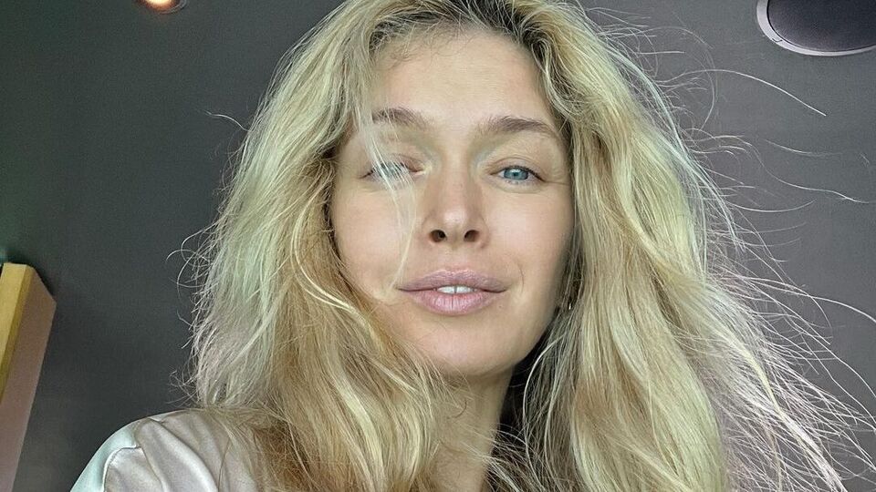 Vera: Наша обложка вышита бережными руками украинской вышивальщицы