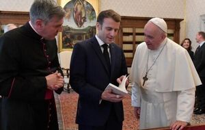 Макрон подарував Франциску книжку з печаткою читальні Львова