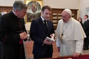 Макрон подарував Франциску книжку з печаткою читальні Львова