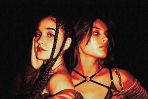 Спев дуэтом, Michelle Andrade и Sofia Shanti создали композицию в концепции girl power