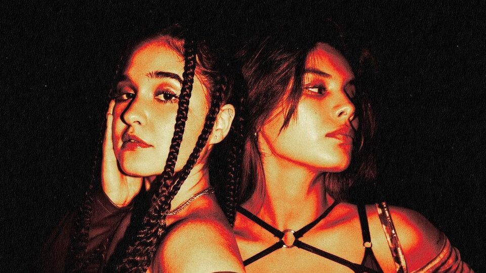 Співаючи дуетом, Michelle Andrade та Sofia Shanti створили композицію в концепції girl power