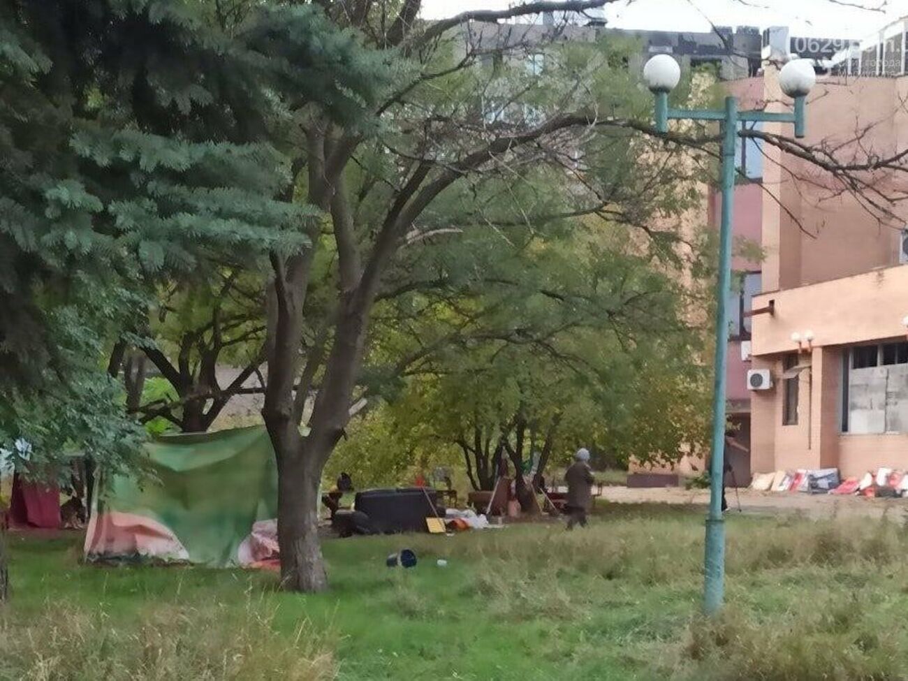 Жителям Маріуполя доводиться жити в наметах, бо немає іншого житла