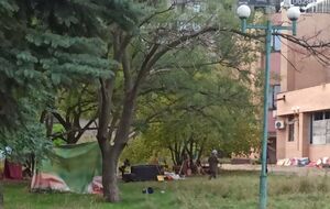 Жителям Мариуполя приходится жить в палатках, так как нет другого жилья