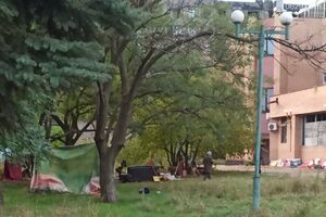 Жителям Мариуполя приходится жить в палатках, так как нет другого жилья