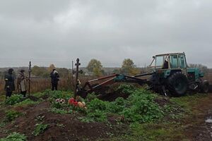 Местные жители в оккупации поставили кресты на месте захоронения защитников
