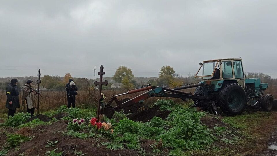 Місцеві жителі в окупації поставили хрести на місці поховання захисників