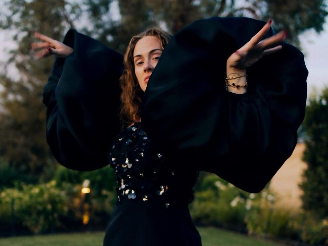 В ролике Адель оказывается в сказочном мире&nbsp;&ndash; она&nbsp;плывет по реке на спасательном круге, пьет вино и поет