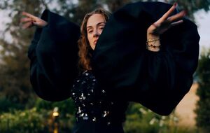 В ролике Адель оказывается в сказочном мире – она плывет по реке на спасательном круге, пьет вино и поет