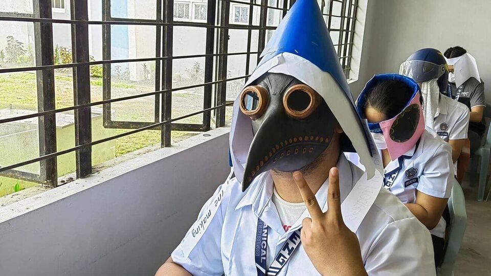 По словам профессора Мэри Джой Мандейн-Ортис, никто из ее студентов не был пойман на списывании