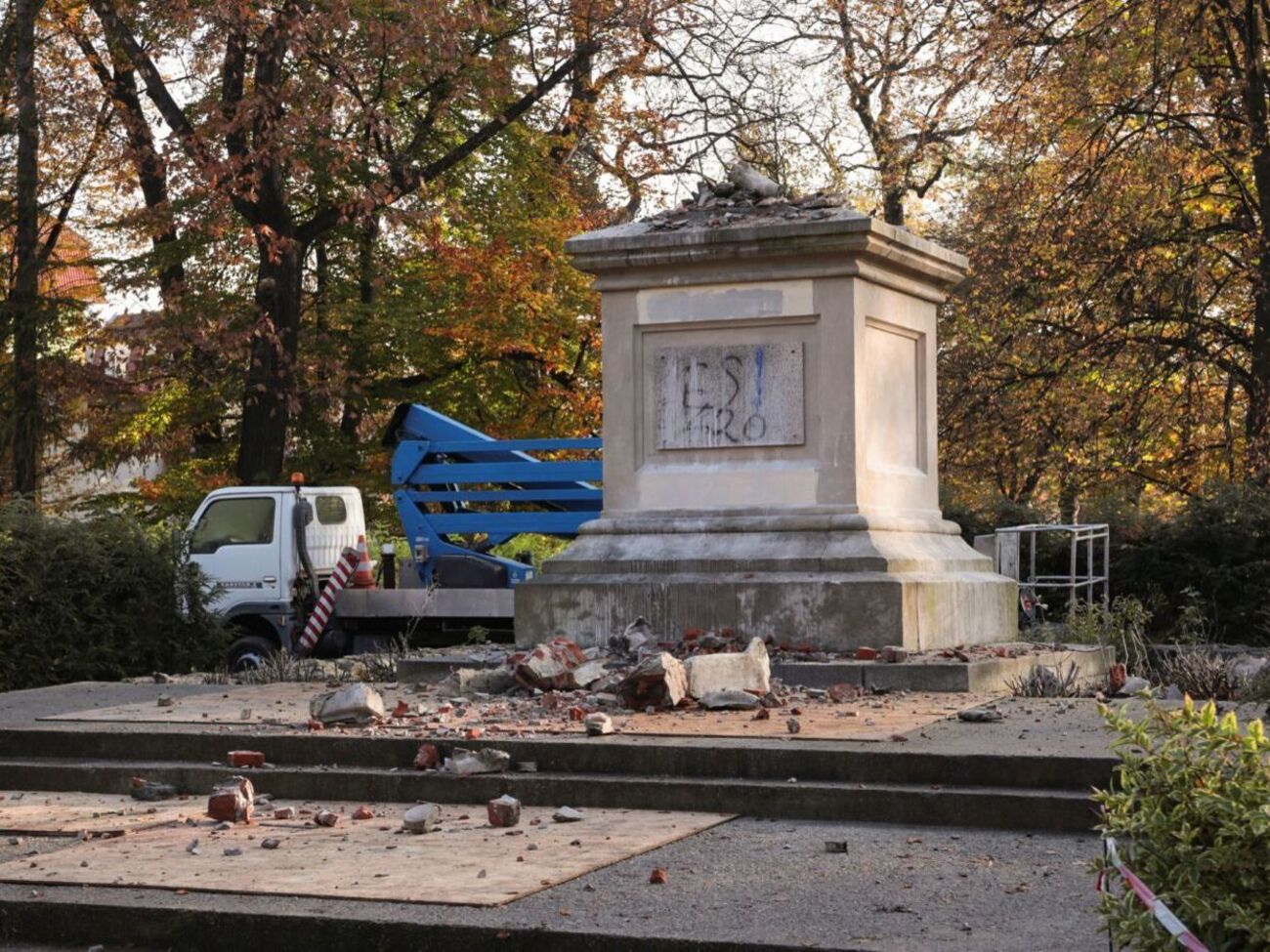 Усі чотири пам'ятники знесли одночасно