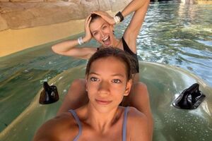 Сара (на переднем плане) – младшая дочь певицы