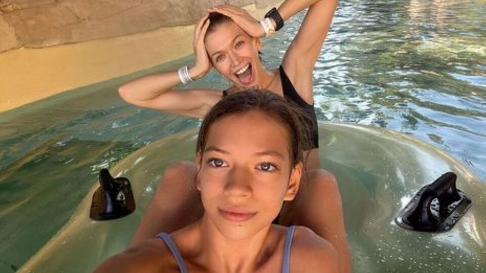 Сара (на переднем плане) – младшая дочь певицы