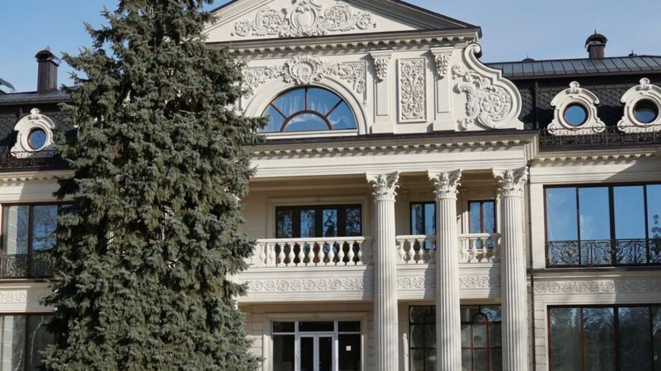 За інформацією ЗМІ, Медведчук, якого обміняли на українських захисників, намагається повернути собі контроль над маєтком у Пущі-Водиці